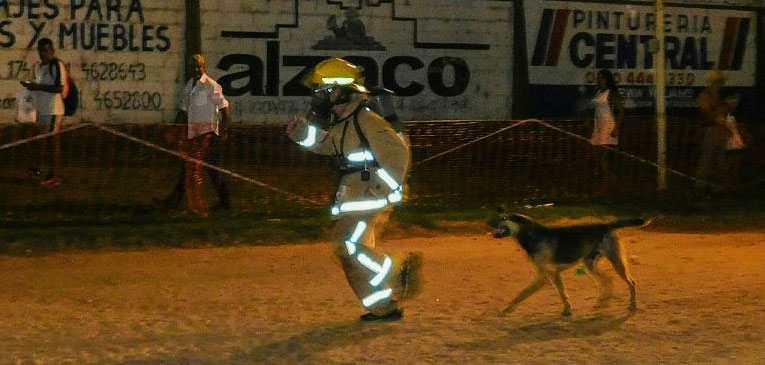 Corrió vestido de bombero, terminó y apagó un incendio