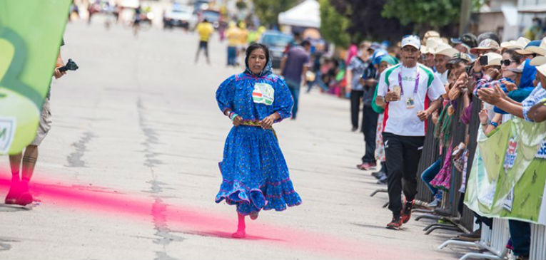 Tarahumara De Corazon Gano Una Ultra Usando Sandalias Y Pollera