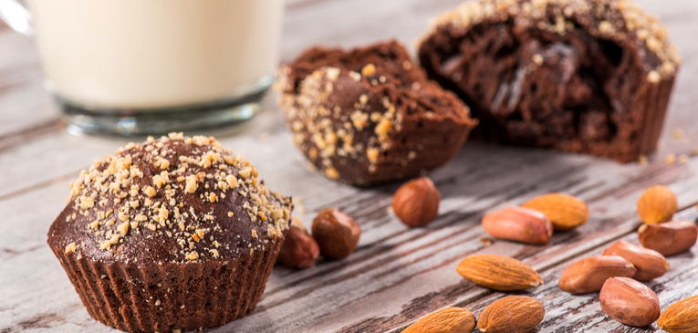 Brigadeiro saudável coberto com castanhas trituradas