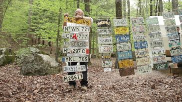 Levar uma placa de carro é um dos pré-requisitos que os competidores devem cumprir